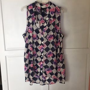Cute Sleeveless Top - Size Large